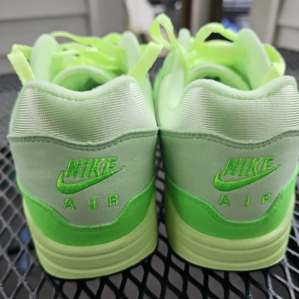 Nike Air Max 1 '87 Vapor Green/Green Strike/Volt Womens sizes HJ7329-376 - Picture 4 of 8
